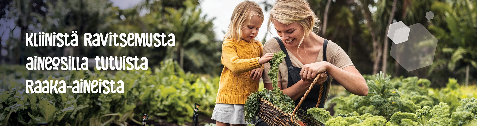 Äiti, joka poimii vihanneksia tyttärensä kanssa
